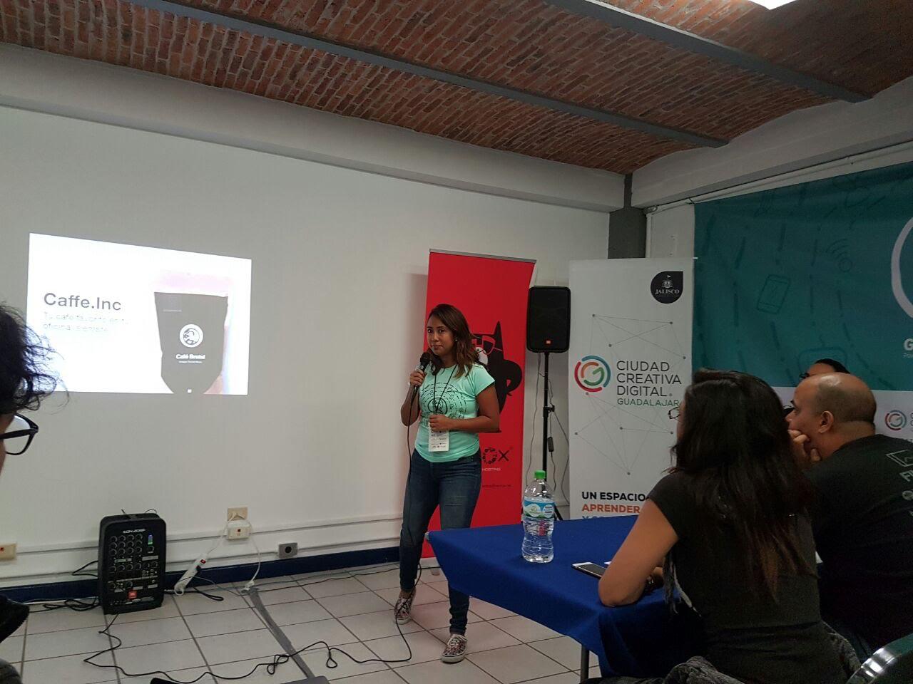 Juliana Aldana dando una charla como speaker